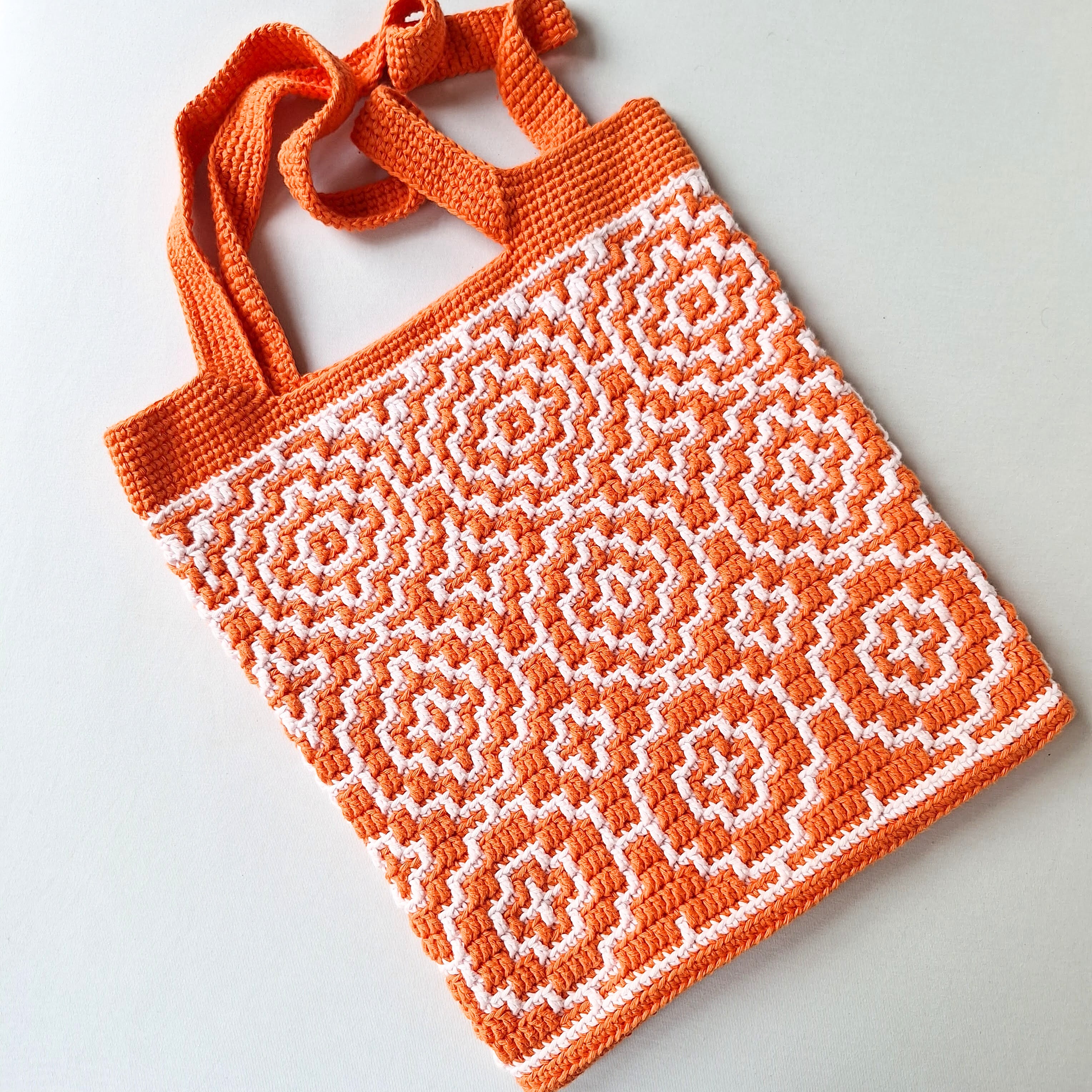 Gehaakte tas met mozaïekpatroon