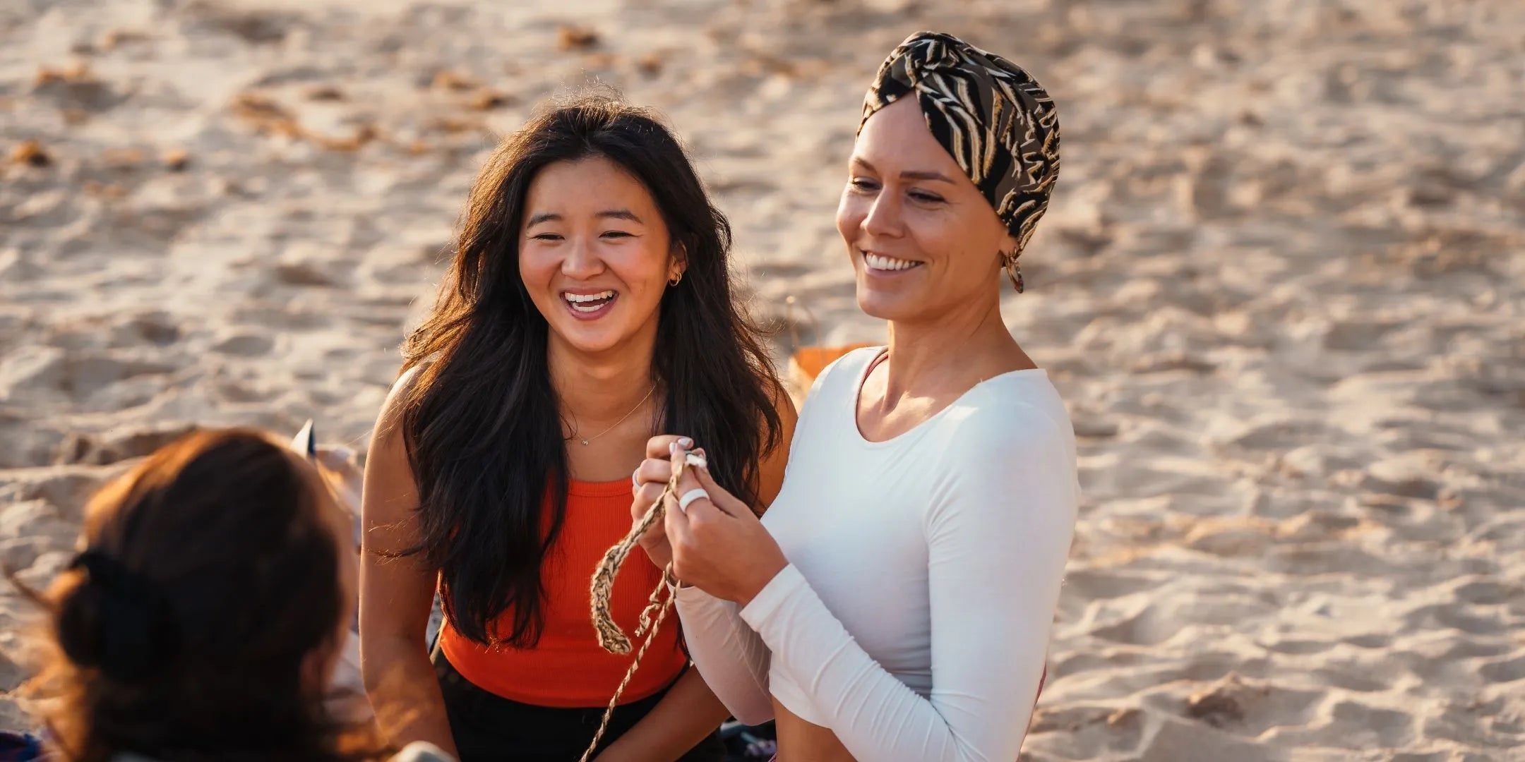 Jongeren lachen tijdens een gezellige haak meet-up