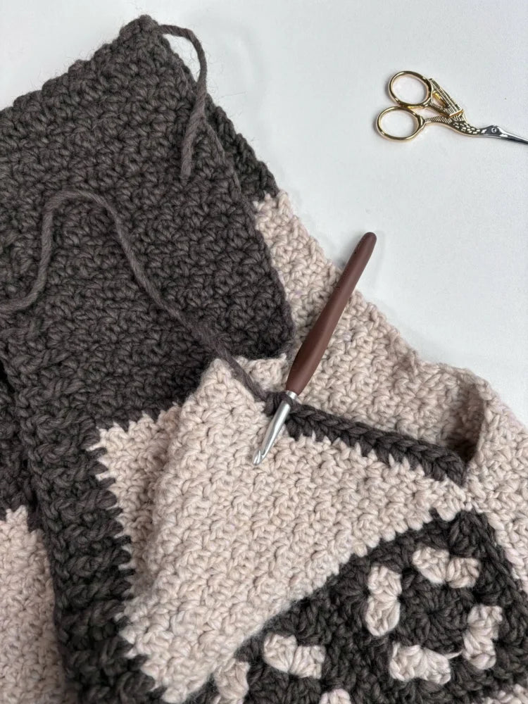 Een proces van de Bulky Wool Bodywarmer van Haakspot inclusief Haaknaald.