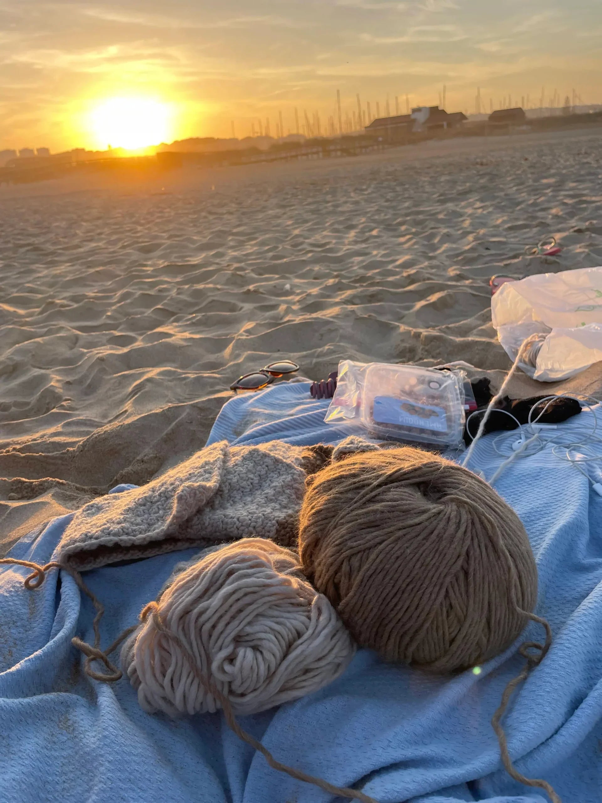 Op het strand de Bulky Wool Bodywarmer van Haakspot aan het haken met Yarni Buly Wool.