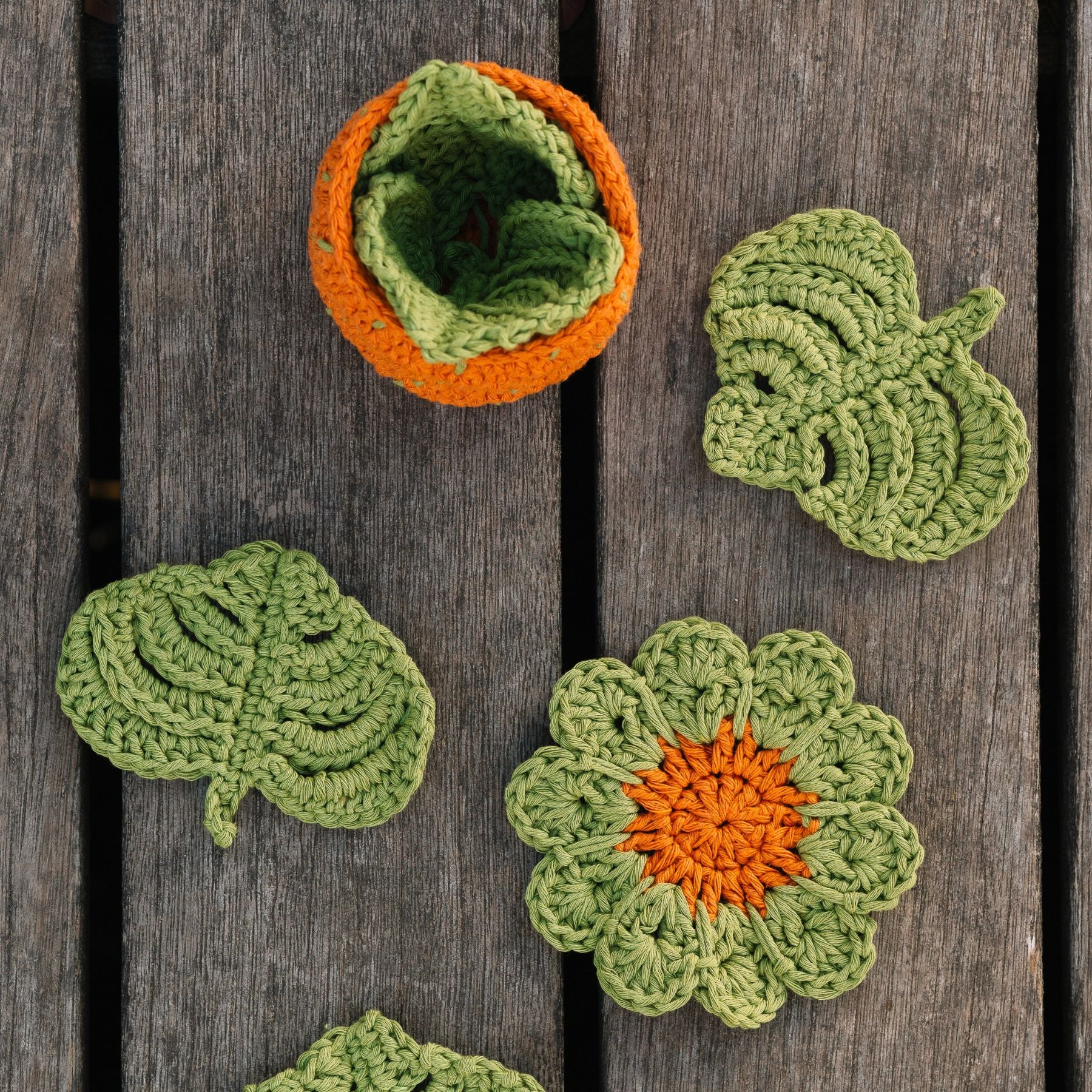 Gehaakte monstera plant onderzetters op rustige achtergrond