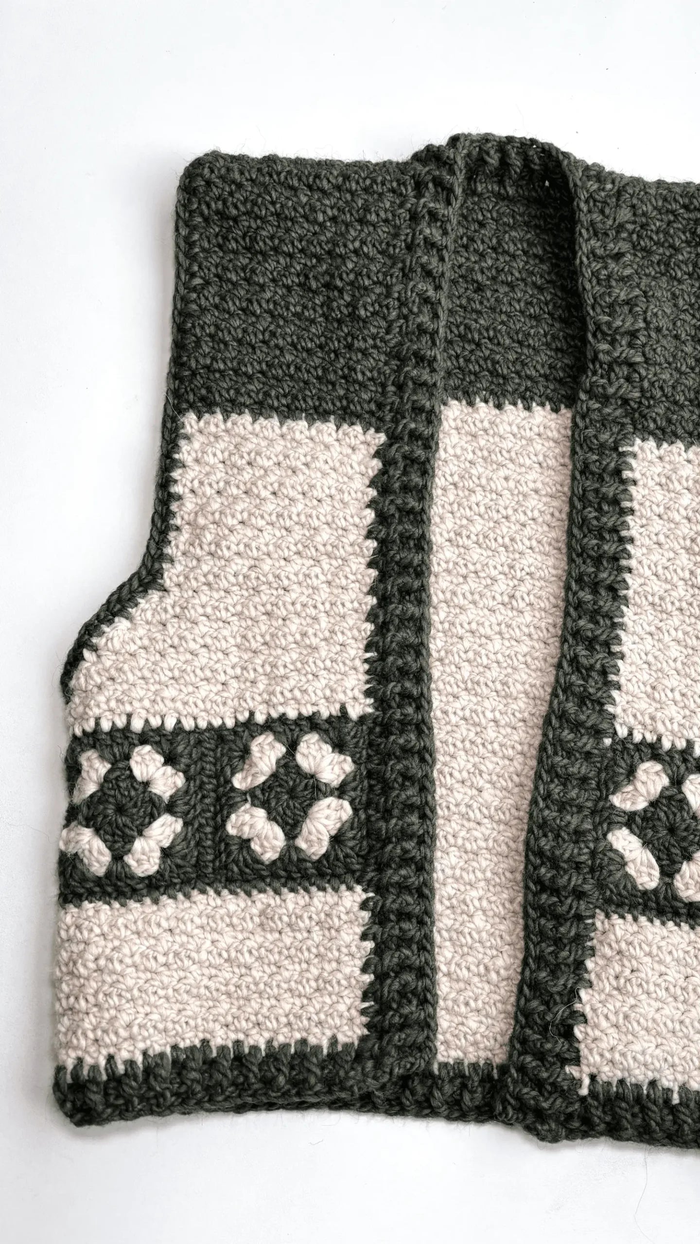 Haakpatroon Bulky Wool Bodywarmer Haakspot groen met beige.