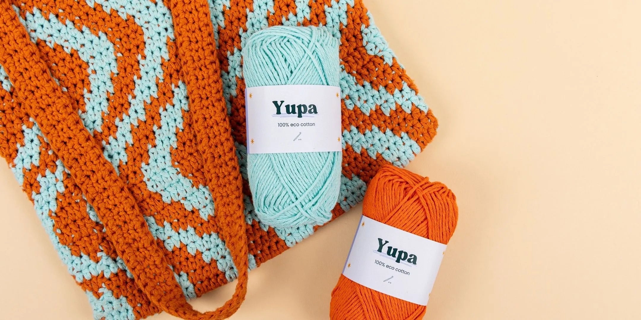 Yupa Eco Cotton in lichtblauw en oranje met de Zigzag Bag op rustige achtergrond